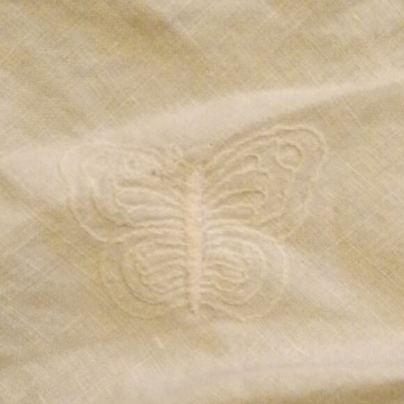 Cream embroidered table runner with crochet trim - Picture 3 of 3